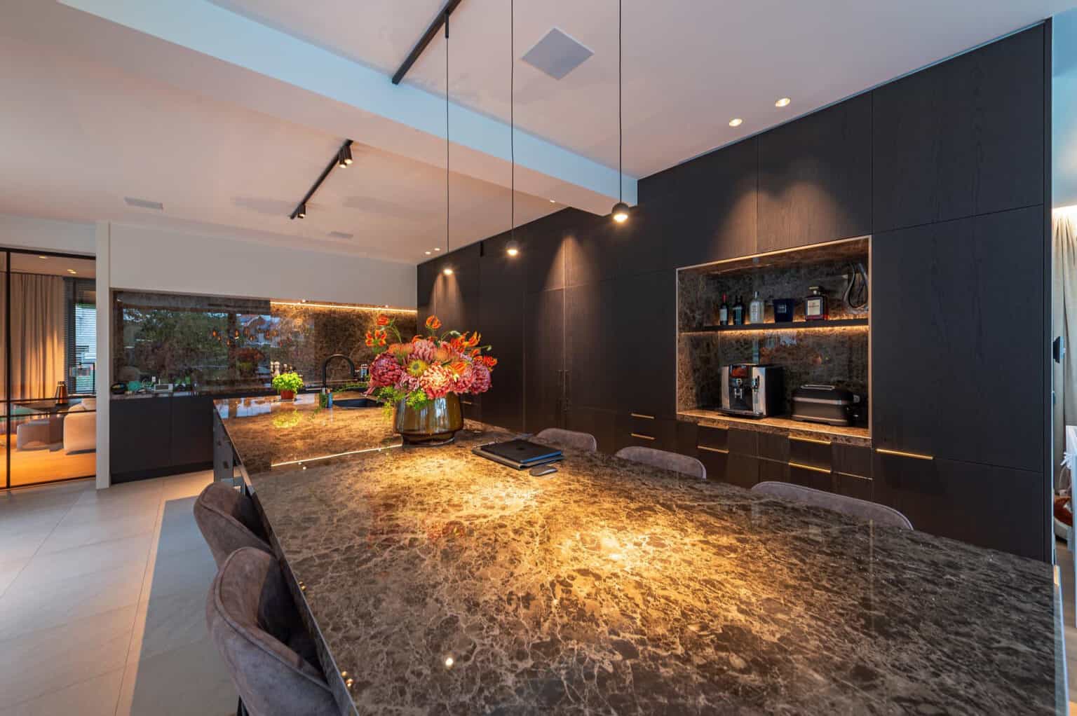 Interieurproject met By Eve, Modular Pista Track, Marbulito Suspension ...
